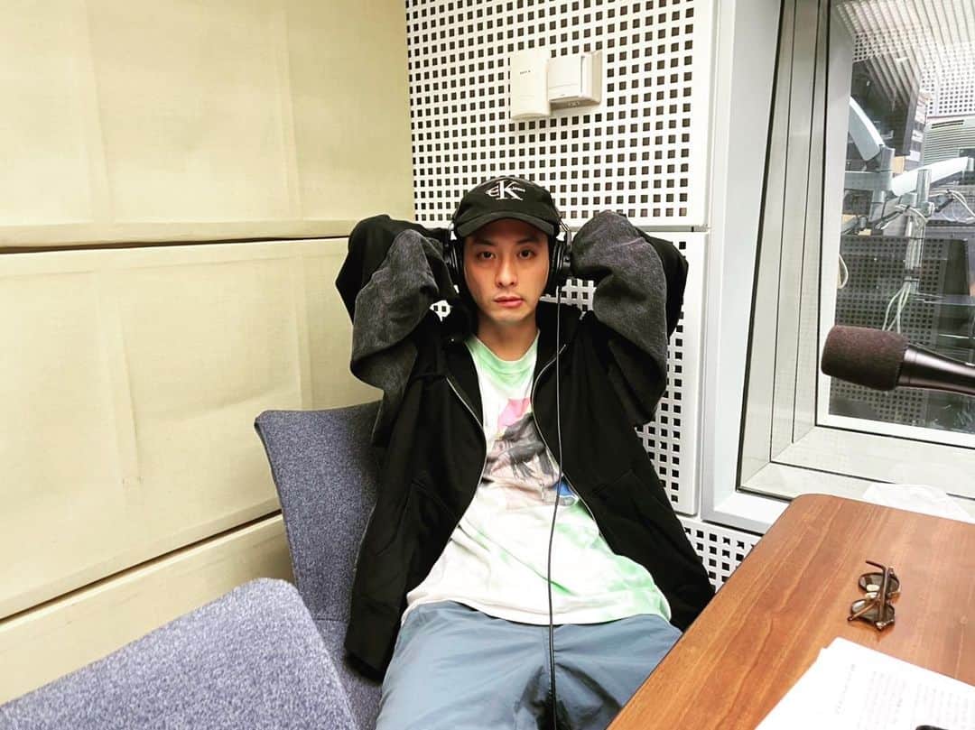 渡部秀のインスタグラム：「6🎧」