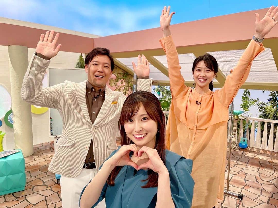 虎谷温子のインスタグラム：「「ハートにお手上げ」的なポーズください、と言われました…笑 自発的にお手上げ担当になる後ろ2人… いつも#すまたん　ありがとうございます！」