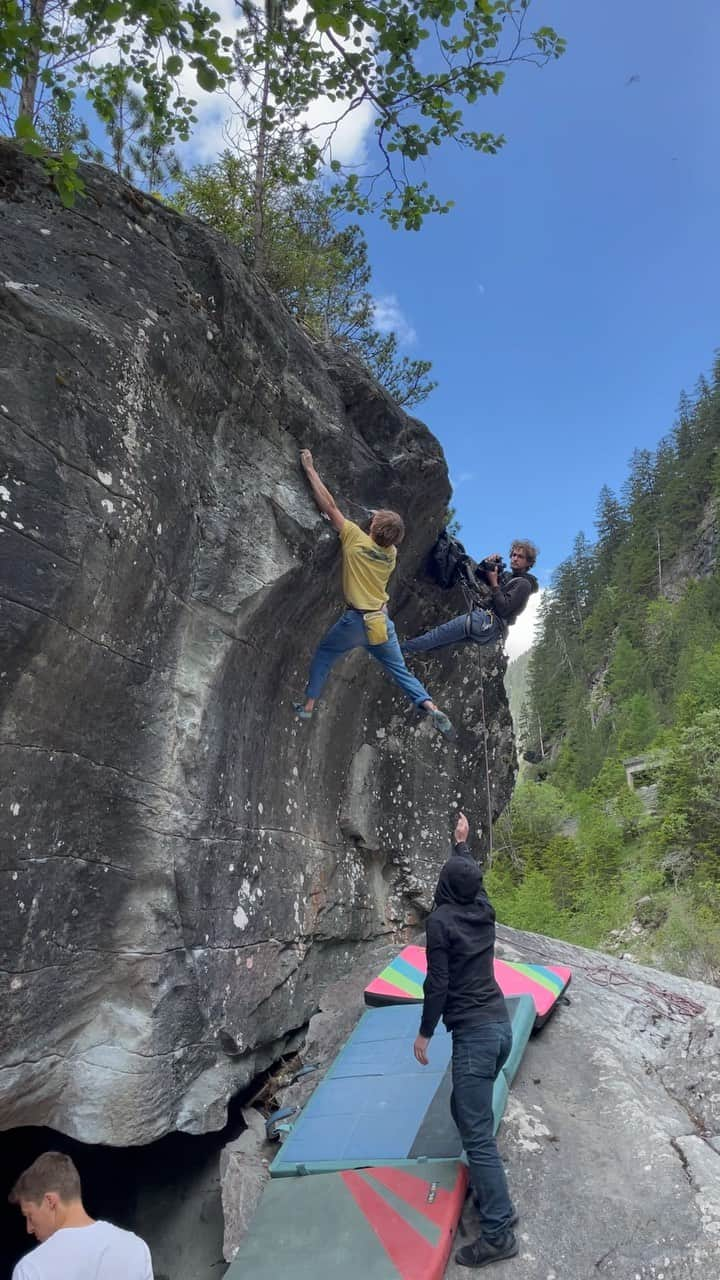 アレックス・メゴスのインスタグラム：「Bloom (7C stand)! What a cool new addition by @sheneenagins on the Riverbed boulder in Magic Wood.  Thanks for the support, the spot and the fun day out everyone 🙏🏼.   @patagonia_climb @petzl_official @tenayaclimbing @cafekraft_nuernberg @frictionlabs @fazabrushes #stylefirst #carrotsforpower  Video @michaelakiersch」