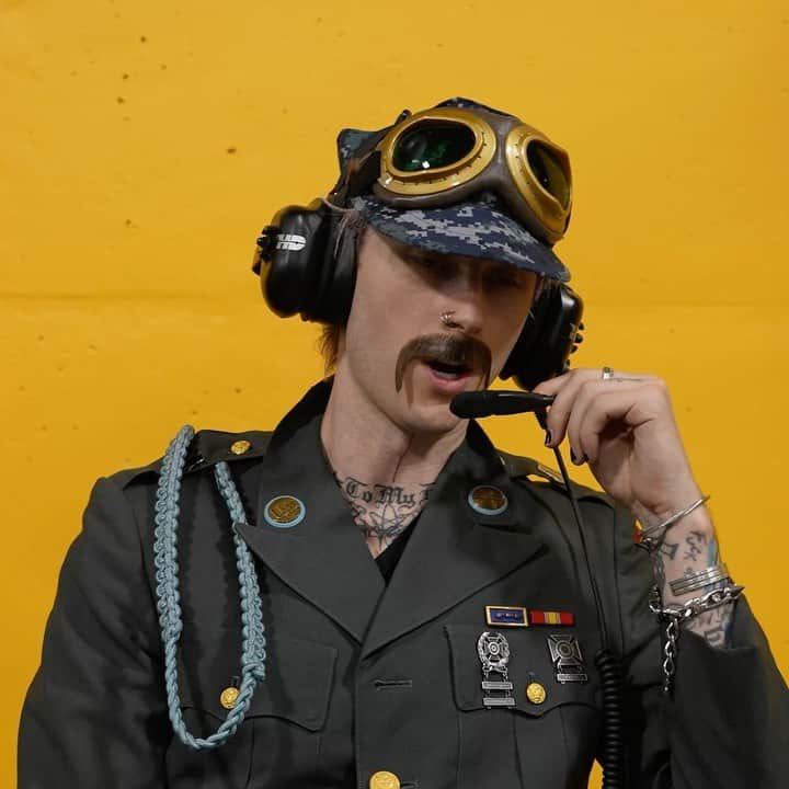 Young Gunnerのインスタグラム：「hired a new pilot for tour, you might see him around. 👨🏻‍✈️👍🏼 we start in Texas next week #MainstreamSelloutTour」