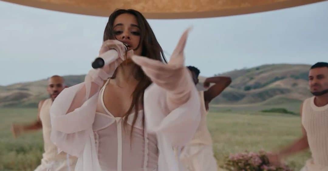 カミラ・カベロのインスタグラム：「SEEIN RED FLAGS THAT DONT EVEN EXIST. AND THATS THE HEAD IM IN 🥵 @vevo」