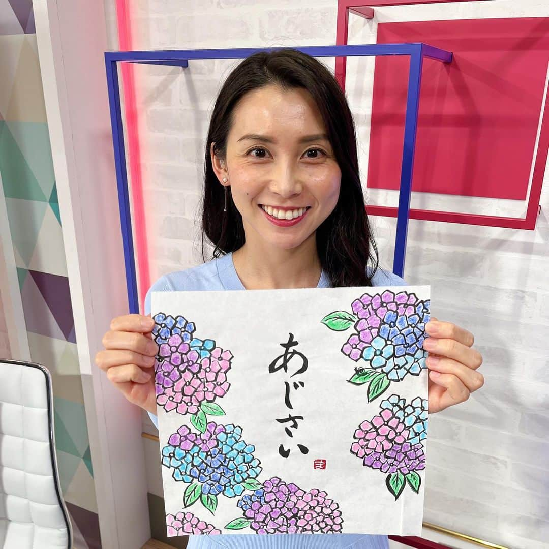 杉野真実のインスタグラム：「☂️ 今日から6月。今月のお花は #あじさい です✨  毎月何のお花を描こうか迷うのですが、 今月は迷うことなく、#紫陽花 にしました😆  土の酸性度で色が変わる、珍しいお花！ 理想の配色で描いてみました✨  雨の季節に欠かせない、カタツムリも🐌🌱  これから本格的な雨の季節が近づきます。 道端の紫陽花を見て、心安らぎますように😌  恵みの雨には感謝ですが、、 豪雨災害には十分お気をつけ下さい⚠️ 今のうちに是非、 お家の周りの危険、備え、避難経路の確認を😌  #書道師範　#継続はきっと力なり #バゲット スタジオに飾られる予定です #墨とクレヨン　#書道アート」