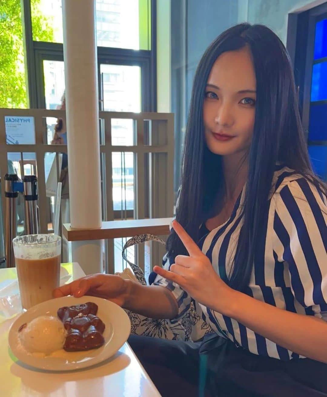 のインスタグラム：「おはむそ！❤︎🧸 レーズン苦手やけど、頑張って食べたデスメタラー（おしゃなカフェだから美味しくて完食）  メタラーのみんなも、モータースポーツ好きのみんなも、 両方好きなみんなも、  どちらも楽しみな告知控えてるんで 今月もよろしく！  #serenityinmurder  #レースクィーン #ヘブバンスクリーム担当 #deathmetalgirl」