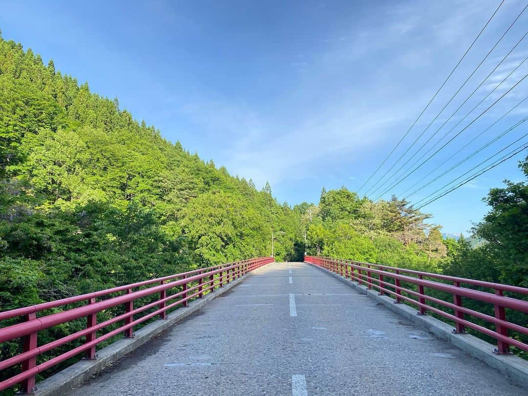 謝依旻さんのインスタグラム写真 - (謝依旻Instagram)「氣候溫和，空氣清爽的早晨🚶‍♀️✨  #日本 #長野県 #高山村 #藤井荘  #大自然　 #朝散歩」6月1日 8時38分 - igo_1116