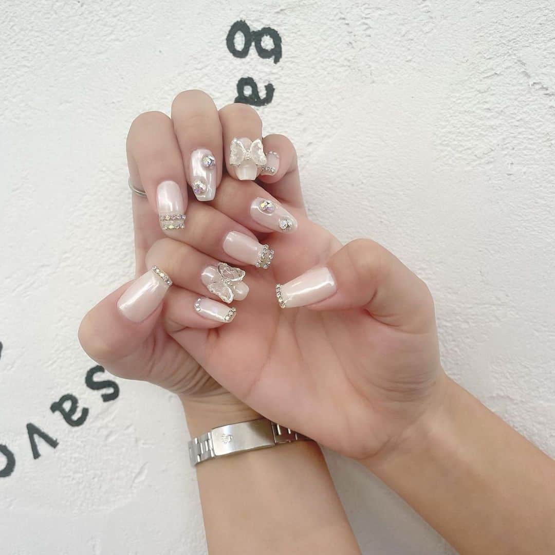 のインスタグラム：「. . new nail💅🏽🤍 . (( @fein.aoyama )) . . . 薄めのピンクにクロムパウダー🤍 チェーンを先端につけてもらったよ⛓ . 今回も可愛すぎるぅぅう🥰❤︎ . . . @fein.aoyama thank you❤️‍🔥 . . .」