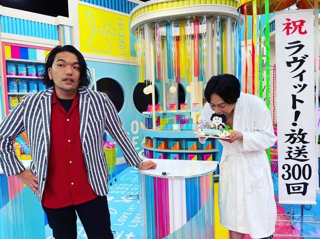 のインスタグラム：「誕生日という事でラヴィットの番組内で皆様からプレゼントをいただきました。ガチでもらいました！  そして矢田さんとすーじーは番組とは別にプレゼントをしてくれました！お気遣いに感謝です。  可愛いケーキは高円寺の #オールシーズカフェ さんが！！  川島さん、レギュラーメンバーの皆様、スタッフさん、視聴者の皆様、全てに感謝でございます。  ただ、今日は6月1日。 誕生日は明日6月2日です。 自分でも今日が誕生日のテンションになってます。  38歳のリリー、見取り図、ラヴィットをどうかよろしくお願いします！  そしてラヴィット300回おめでとうございます！  #ラヴィット」