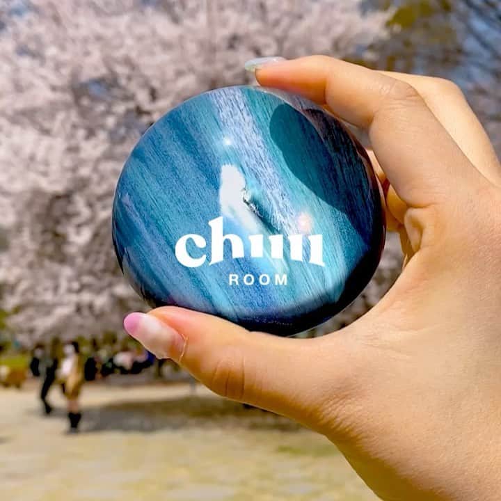 Chuuのインスタグラム：「CHUU ROOM☘️  Made By chuu 다시 오지 않을 지금• 이 순간의 계절을 담습니다.  츄룸 아이템으로 오늘 집의 분위기 톤업💙 ✔️PaperWeight, blue mountains  ✔️FabricPoster , fabric poster(小) blue mountains   #chuu#chuu_room#츄룸 #paperweight#fabricposter」