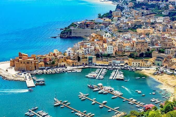 名波はるかのインスタグラム：「今月、イタリアへ行きます。 イタリアは何回か行ってますが、ヴェネツィアとシチリア島は今回初めてです。 おススメの場所やレストランなどありましたら、教えていただけると嬉しいです😊 よろしくお願いします。#ヴェネツィア #シチリア島 #ダニエリホテル #nhcollection #イタリア旅行 #イタリア好き」