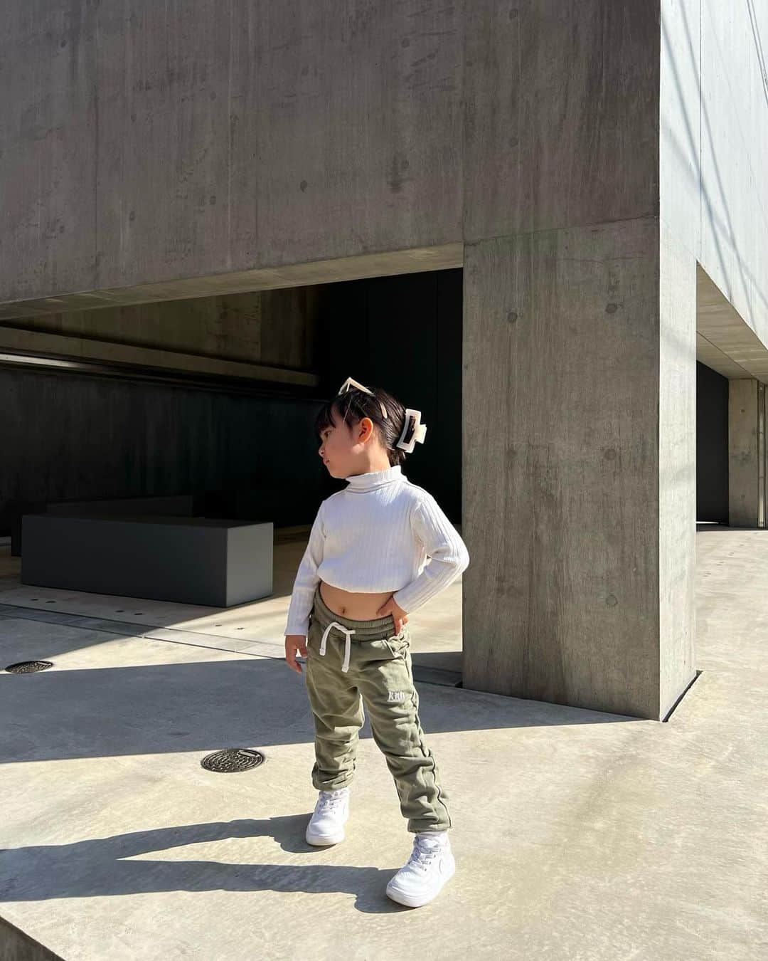 孫きょうのインスタグラム：「June 1🪷  2022年も半分とか早すぎる💭  隣にいたお姉さんがK-popに合わせて動画撮ってて、それにつられてる顔🫰🏼  写真の時だけ服折り返してみた🔥」