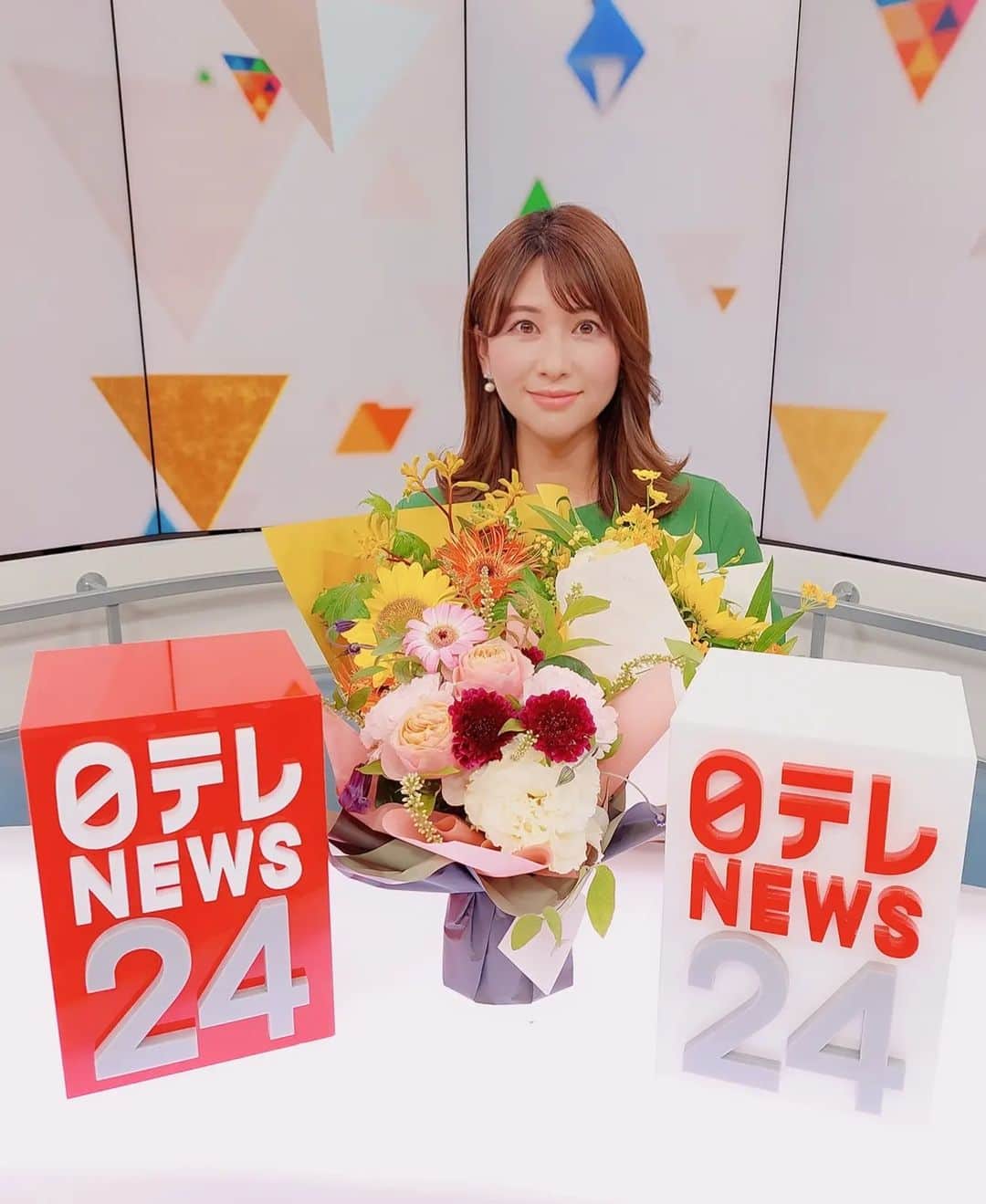 鈴木理香子のインスタグラム：「いつも応援して下さる皆様へ 5月31日を持ちまして 日テレNEWS24を卒業しました😊  日テレNEWS24では4年半 お世話になりました😌  N24で働きたいと思ったきっかけは11年前、東日本大震災を経験した時でした。 当時、どんなにテレビで伝えても現場に取材に出ると「鈴木さん、電気っていつ付くんですか？」と皆さんに聞かれました。電気がないから、そもそもテレビなんて映らなかったんです。 届けたい人に情報が届かない… その頃にネットやSNSで情報を伝えていくことに関心を持ちました。  それと同時に「どんな言葉と情報があったら、皆さんが抱える不安や疑問にお答えできるか」と考え続けてきました。  振り返れば、ちょうど2年前の5月。 コロナ禍の青空をブルーインパルスが飛んだ日を皆さんは覚えていますか？ 何をするにもギスギスしていて、しんどかった日々。  ブルーインパルスが飛ぶと知ったのは 数十分前、デスクと「何を伝えるべきか」時間はわずかしか無かったけれど、中継中「久々に空を見上げた人も多かったのではないでしょうか？」 そんな言葉が咄嗟に出ました。 敢えて喋りらず、耳を澄ませ、ブルーインパルスの音を皆さんと一緒に聞きました。  見て下さっていた皆さんから寄せられたメッセージに「皆さんと一緒の空間にいたんだ」と感じられた瞬間でした。  そして、去年の秋、関東で最大震度5強の地震。 4時間のブレーキング放送終了後に友人や知人から他の番組の人から「あれは、すーさんだよね？すーさんの声でホッとした。」と連絡がありました。 震災から10年、皆さんの不安に少しでも答えられたのかな？と思えました。  シャンシャンの初公開のブレーキングから アメリカ大統領選挙の特番、the social  N24で学んだことは挙げればきりがないですが 皆さんの価値観が大きく変わる瞬間の空気を感じられたこと、皆さんが抱える不安や疑問にどんな言葉や情報があったら良いのか…考え続ける経験ができたことキャスターとして大きな糧になりました。 そして、スタッフの皆さんと共に考え、チームになって伝えられたこと、私にとって財産です😊  力不足でご迷惑をお掛けしたこともあったと思いますが、皆さまの支えがあって4年半勤めることができました!ありがとうございました(*^^*)  日テレNEWS24を離れても 考え続けること、想像することはできるので、 ちょこっとお休みを頂く間に 様々なことを吸収していきたいと思います💪✨  また、節目の際にはご報告させてください！ これからも宜しくお願い致します😌  追伸 皆さんとの思い出の写真は追々アップしていきますので、お付き合いください😁  日テレNEWS24キャスター 鈴木理香子  #日テレNEWS24 #セントフォース #鈴木理香子」