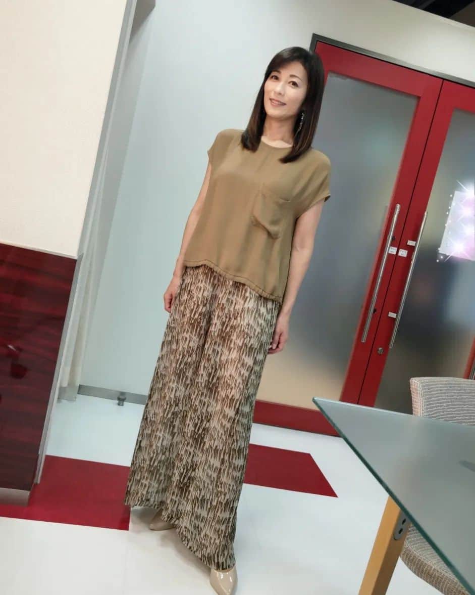 のインスタグラム：「暑くもなく寒くもなく過ごしやすい季節ですね。 今日は収録🎥 衣裳も夏らしくなってきました！ サラリと気持ちのいい生地です😊  Tops＆Pants ＠transitparsuch_jp   #transitparsuch #収録 #素晴らしい明日 #bstbs」