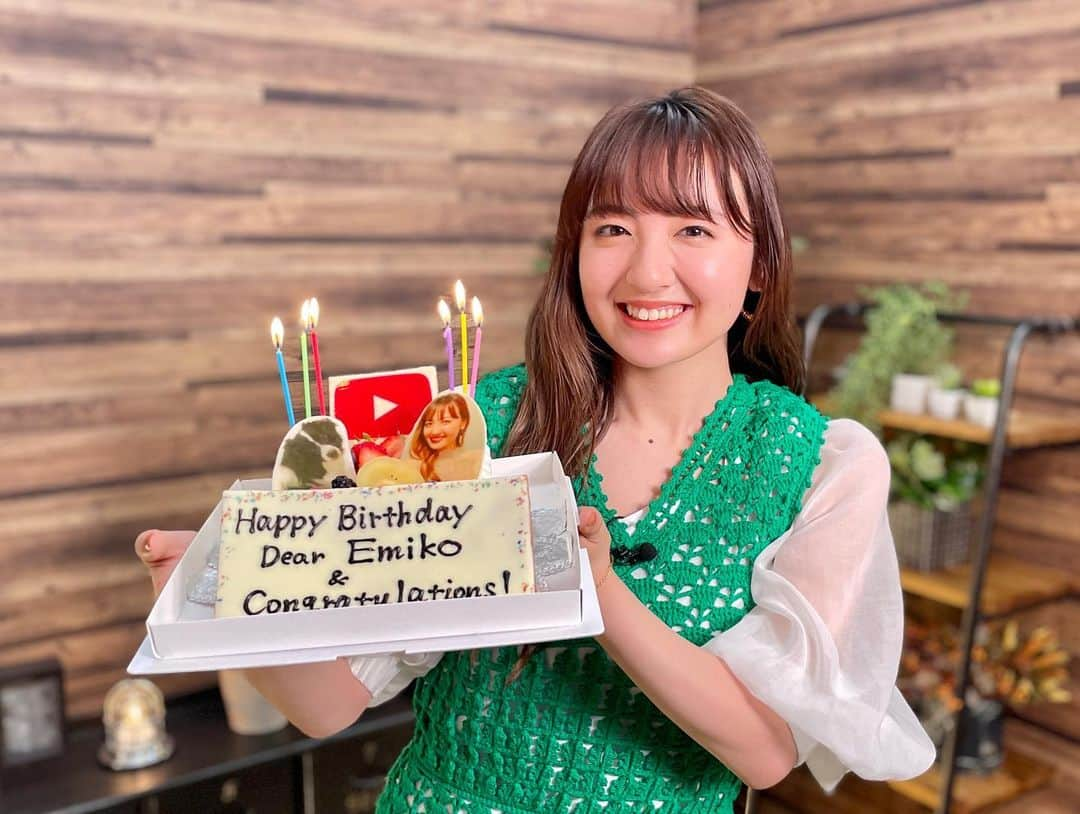 鈴木瑛美子さんのインスタグラム写真 - (鈴木瑛美子Instagram)「銀の盾&バースデー🎂movie  新動画、公開しました👏 youtu.be/HQ7rPPGj2p4 Link👉ストーリーズ&ハイライトより  YouTubeチャンネル登録者数10万人突破、ありがとうございます！ 例のアレ、届きました。 ちょっとサプライズでの開封動画&瑛美子バースデーの様子をお届けします🥰  動画のコメント欄で瑛美子さんへのメッセージお待ちしています🥰🥰  🎂credit Hair & Make up @ken_nagasaka  Stylist @hiro_mi_mori   #銀の盾 #バースデー🎂 #HBD #鈴木瑛美子 by staff」6月1日 21時51分 - emikosuzukidesu