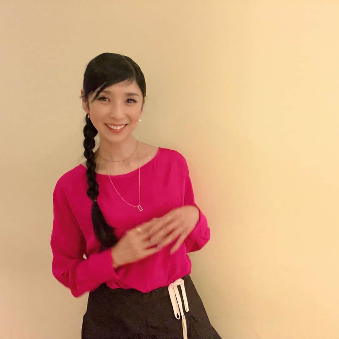 黒木瞳のインスタグラム：「📚✍🏻 ⁡ 初めて『世界一受けたい授業』に出演しました。 日本の技術、医療、文化などなど…素晴しいことがたくさん！楽しく勉強できました☺️ ⁡ ⁡ 6月4日(土) 19:56〜21:54 日本テレビ系列「世界一受けたい授業」は…世界が絶賛するスゴいニッポン２時間スペシャル！ ⁡  ⁡#最近手がブレがちですね笑  @livianacontiofficial @bellesiora_official #Christian_Louboutin」