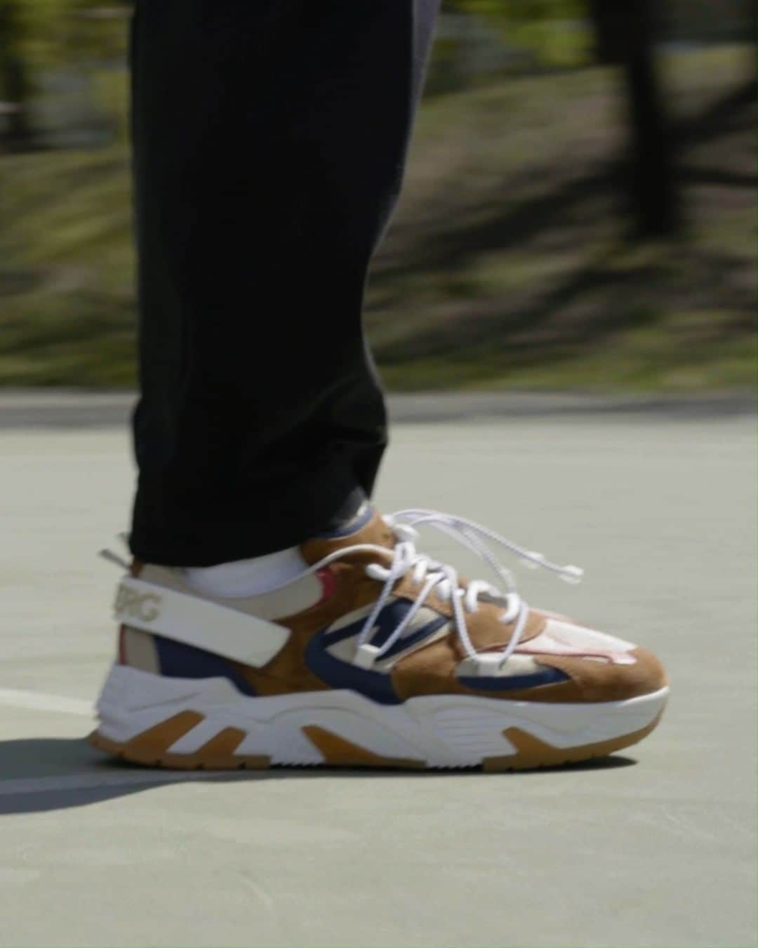 アイスバーグのインスタグラム：「These ICEBERG shoes are made for walking matching the sporty style with the sophisticated details and the comfort of the the Vibram sole made of EVA rubber.  Discover more in the selected stores and at iceberg.com  #iceberg #ss22 #iceberg1974 #sneakers #luxurysportswear」