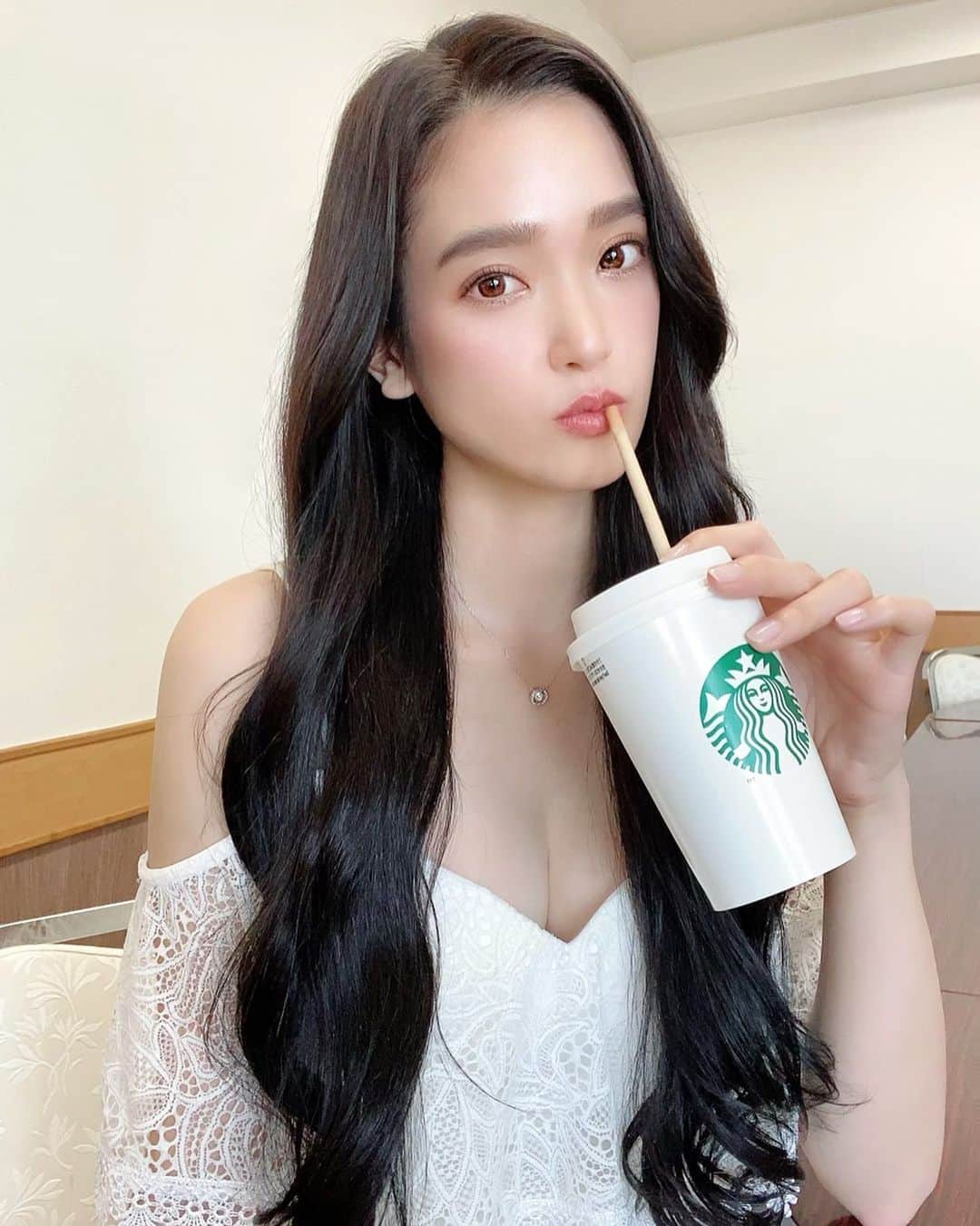 太田麻美のインスタグラム：「今日も1日お疲れ様でした❤︎  #starbucks #longhair #スタバ #スターバックス #ロングヘア #巻き髪 #スーパーロング」