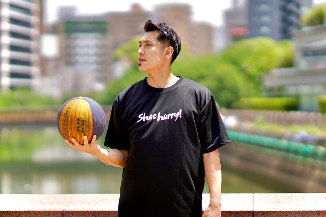 仲西淳のインスタグラム：「[ご報告] バスケットボールマネジメントShoehurryのディレクター/デベロップメントアドバイザーに就任しました。GM業を抜けてから違う観点でバスケットボールを観てみたいと思い、ここ一年は自分で色々と動いていました。そんな中Shoehurry代表の同級生の平メンと話していく中でとにかく日本のバスケットボールを良くしていきたいよねっていう一番シンプルで一番複雑かもしれない部分に共感して一緒にやろうってなって。  実はもう3ヶ月くらい一緒に活動していますが、発表する必要がわざわざあるのかと思いましたが、このタイミングで自分なりのリリース（笑）  主に選手のマネジメント、デベロップメント、コーチング、エージェント業に関わっていきます。  いわゆるバスケットボール界の裏方ってやつで、間に入る役割がほとんど。双方をハッピーにする事が一番大事で損をするなら自分が損する覚悟は出来ています。  自分が得しようとすると一番痛い目に合うビジネスですから。  とりあえずこれから一番忙しくなるオフシーズン。  Do or doでやっていきましょ！  https://www.shoehurry.com  @masataka_taira_9  @markkaijima  🙏🙏🙏  ©️山下将司  #Shoehurry #bleague #bリーグ #バスケットボール #basketball #hooper #3×3 #japanesebasketball #Tokyo #fukuoka」