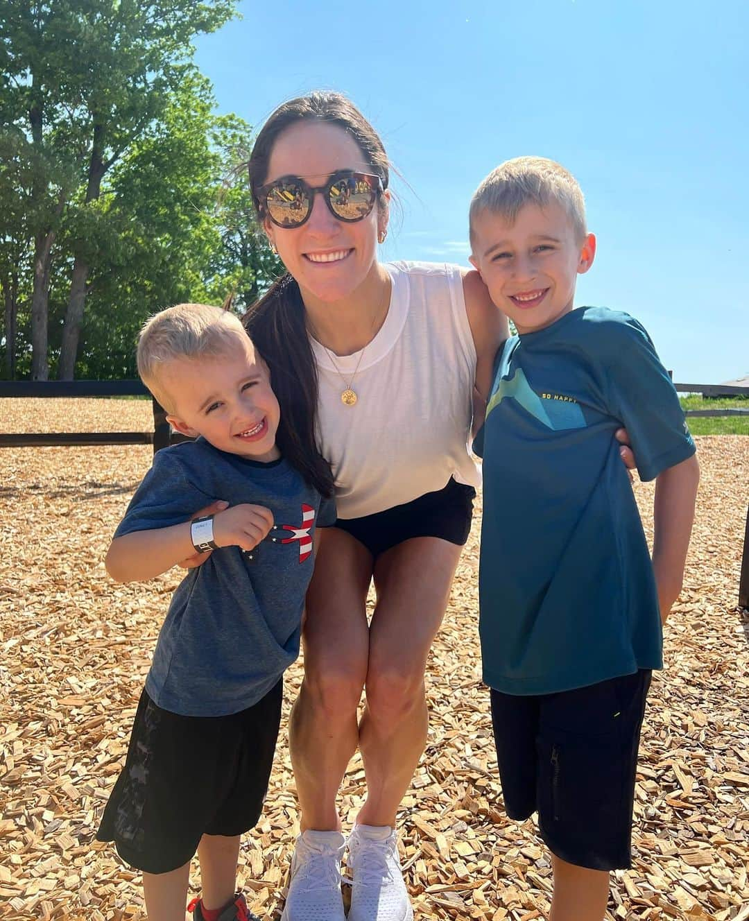 ジョーディン・ウィーバーのインスタグラム：「No shortage of niece and nephew love over Memorial Day weekend! ❤️」