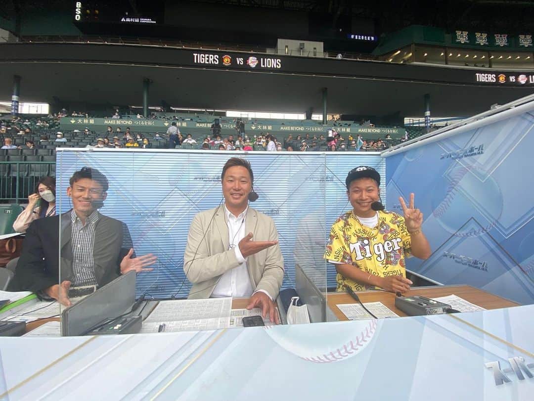 関本賢太郎のインスタグラム：「本日はABCテレビ解説でした🎤 ゲストはベリーグッドマンのmocaさん👏熱狂的タイガースファンであり少年野球からプロ野球選手までの心に響く楽曲をリリースしてる凄い人と共に西純矢投手の熱投に信頼の中継ぎ陣、タイガースらしい機動力に大山選手の特大ホームラン✌️ ハラハラしたけど見事な勝利でした👏👏  #阪神タイガース #ABC #プロ野球解説 #ベリーグッドマン #mocaさん #実況は高野純一 #機動力 #西純矢 #大山悠輔」