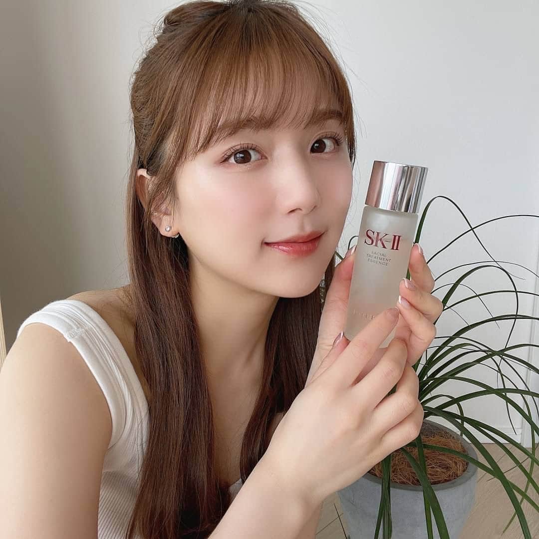 ひよんのインスタグラム：「💆‍♀️✨  将来のお肌のために続けているSK-IIのピテラ™エッセンス💛 普段使いはもちろん、毛穴悩みとか肌の揺らぎにもおすすめだから、 季節の変わり目とかで肌が乱れてしまっている時でもすごくよきだよ🧖‍♀️！ さっぱりしたテクスチャーも使いやすくていいし メイク前のスキンケアにも使えるし、 重ねるごとにしっとり保湿してくれるところも 朝晩のどちらのスキンケアで使えるから好き💓  ピテラ™エッセンスは肌に重ねてつけてあげることで より良い肌へのアプローチができるの☺️👏  SK-IIって少し大人のスキンケアって思う方も多いのかな？って思うけど、 若い時から使ってあげることによってそれが将来の肌への投資になるから 使い始めるのは早ければ早い方がよいよ🤭✨  みんなで美肌貯金しよー😉💸✨  #SKII #skincare #pr #ピテラエッセンス #ピテラ #スキンケア #ひよん」