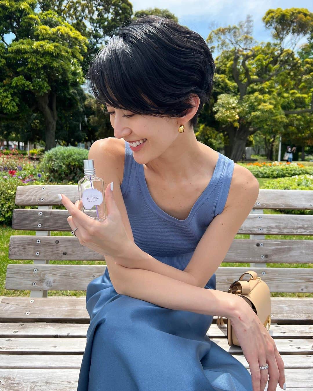 のインスタグラム：「ロクシタンから、ホワイトラベンダーシリーズが限定で発売✨  プロヴァンスの伝統的な植物ラベンダーを保護するために、通常の紫ラベンダーに混じって白い花を咲かせる品種のラベンダーを研究。 そしてホワイトラベンダーの生産に結びつけたそう。  ロクシタンってCSR活動を積極的に行っているんだなぁと刺激をもらいました✨  #ロクシタン #白いラベンダー #サスティナブル #sdgs #loccitanepr」