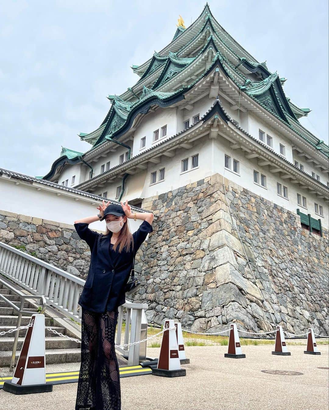 KEIのインスタグラム：「スケスケパンツの私と9年ぶりの名古屋城。そして昼ビー。」