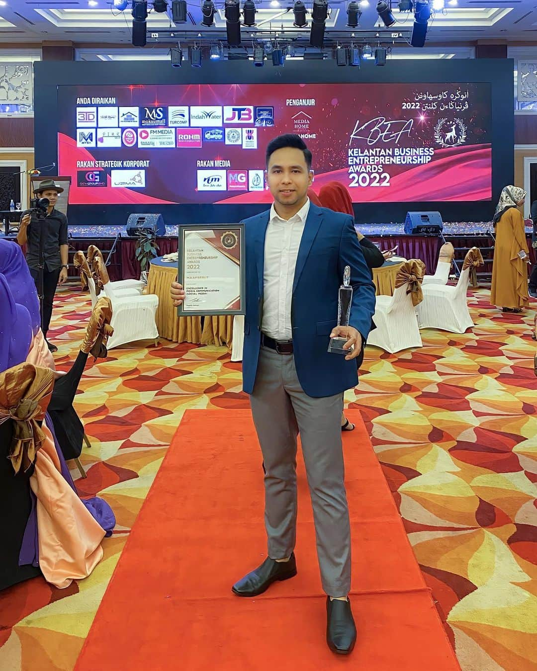 PSYのインスタグラム：「KELANTAN BUSINESS ENTREPRENEURSHIP AWARDS 2022 #Kbea2022」