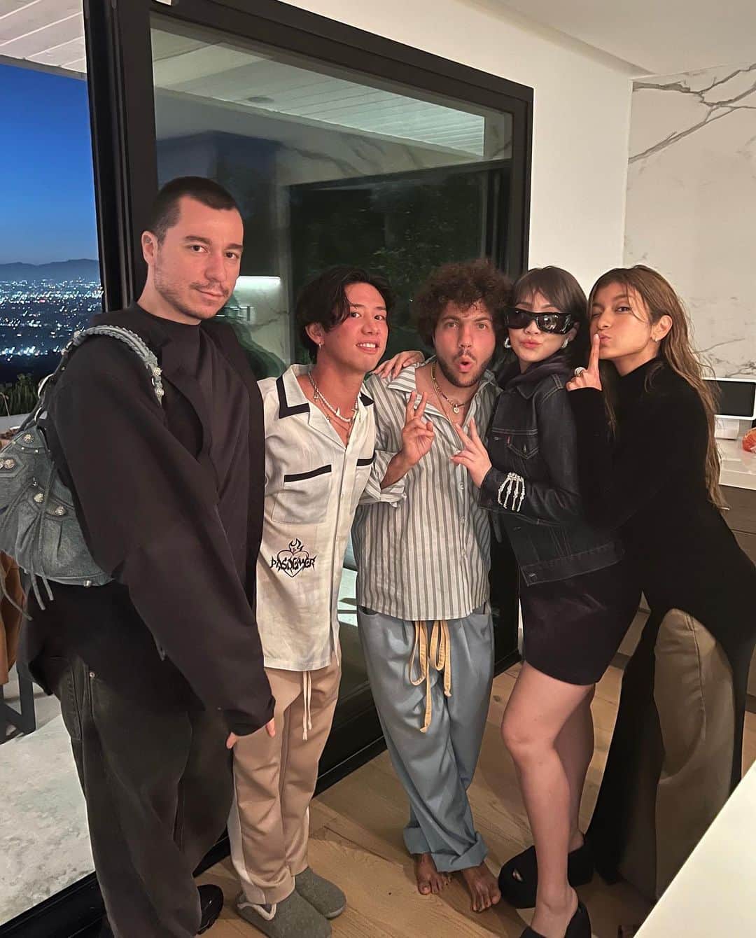 Taka さんのインスタグラム写真 - (Taka Instagram)「Awesome HOME party 🎉 @chaelincl @rolaofficial @itsbennyblanco」6月1日 15時04分 - 10969taka