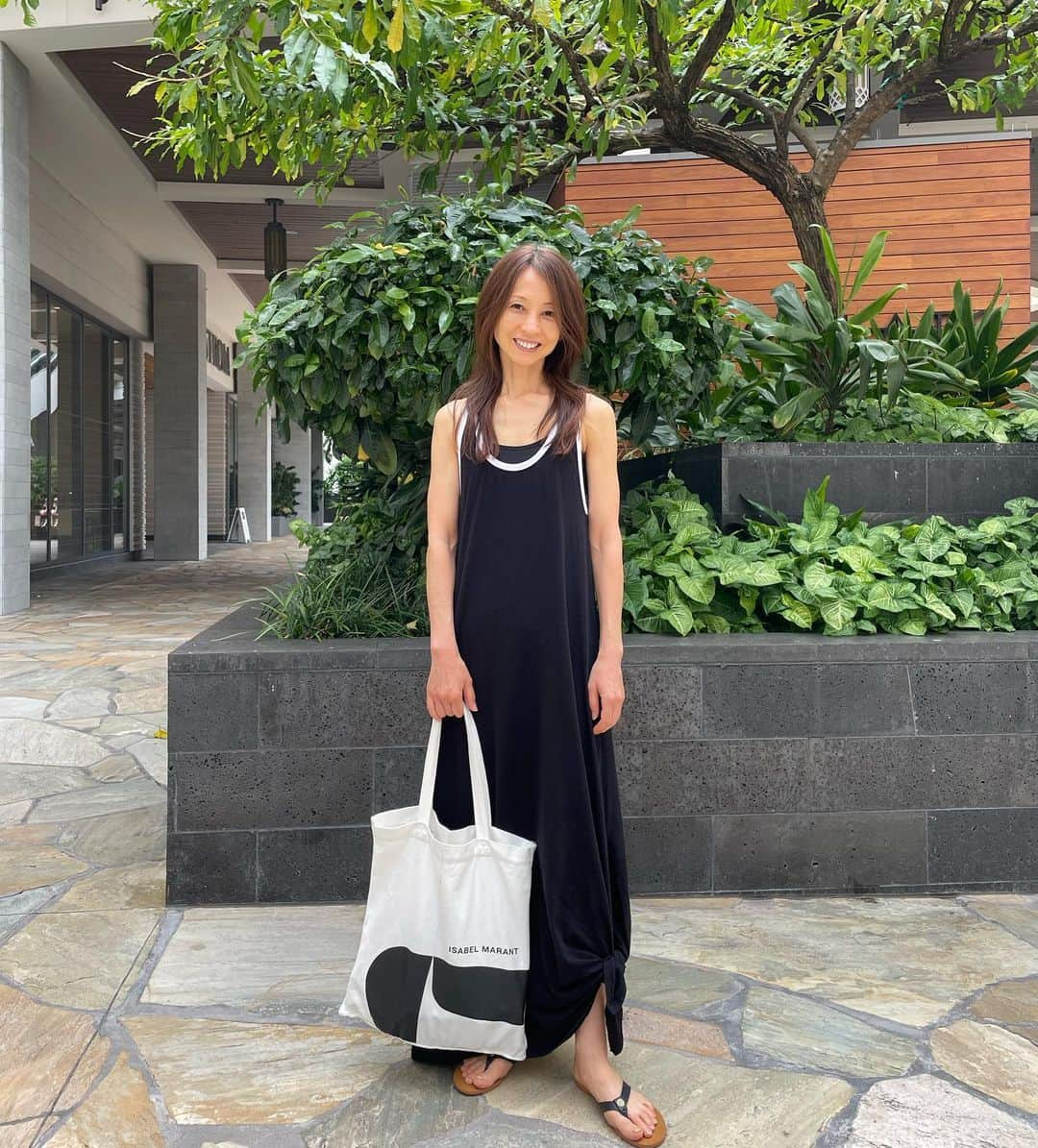 花田美恵子さんのインスタグラム写真 - (花田美恵子Instagram)「ハワイに帰ってきました🌴  数えてみたら8ヶ月ぶり!  空港からお家に 一旦スーツケースを置いたら そのままアラモアナSCに繰り出しました  いつもは空港まで私がお迎えにいってたのに 最近は子ども達が車で迎えに来てくれる様になって 荷物も軽々持ってくれて... こんなに楽をして良いのかな？と心配になります😆  #hawaii #hawaiilife #imhome #alamoana  #ハワイ #アラモアナショッピングセンター #ただいま」6月1日 15時27分 - hawaiimieko