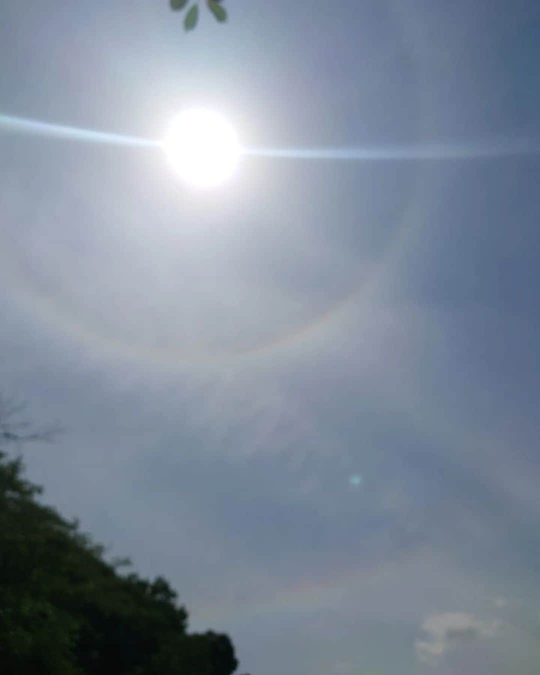 安倍昭恵のインスタグラム：「写真ではわかりにくいですが、日輪ダブル！  #日輪 #香取神宮」
