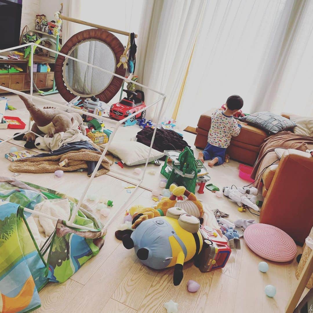 神戸蘭子さんのインスタグラム写真 - (神戸蘭子Instagram)「2月。 コロナの影響で幼稚園お休みが重なり。 お家で過ごす中、ついに、マスクをしましょう！の絵が家に😷 毎日見事な散らかりっぷりに諦めてました💦  #元気です　#2月の思い出　#マスク生活　#節分　#しんどかったけど  #今となれば思い出」6月1日 15時55分 - ranran0414