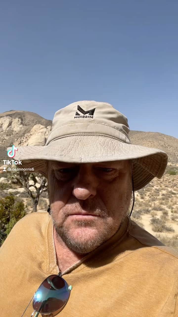 ディーン・ノリスのインスタグラム：「#joshuatree vibes」