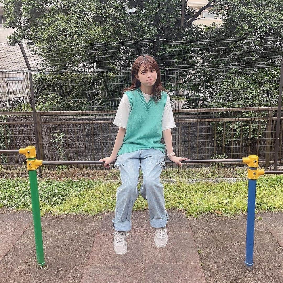 広沢麻衣のインスタグラム：「サマーニットかわいい☺︎  いまならzozotownで タイムセールしてるよ✌︎  @daycloset_official   @zozotown   レディース Vネックヴィンテージ加工ニットベスト」