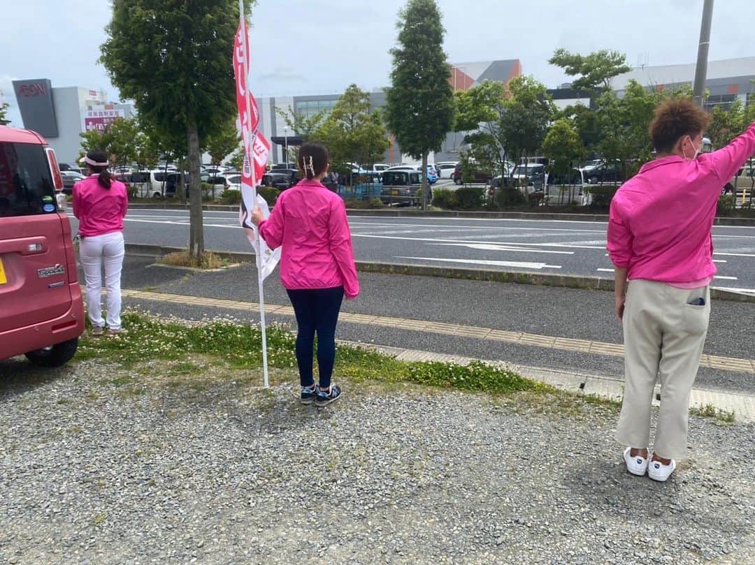 森下千里のインスタグラム：「県外からボランティアさんたちが 助けに来てくれました。  一緒に旗持ちなど、 とても地味な仕事ですが、 当のわたしは、100倍元気😊  政治の話はもちろん、 宮城の素敵な場所や暮らし、 美味しいものなど、色々と話したり。  なかなか 東北に来ることがなかった！ こんなに良いところなんだ！ 政治って面白そう！  いろんな感想を聞かせてくれました。 ありがたいことです。  本当に日々感じるのは、 支えがあってこそ、 頑張れるなぁと言うこと。  まだまだ、頑張ります☺️  今日も手を振ってくださった方、 クラクションを鳴らして下さった方、 ライトを照らして応援してくださった方、  本当にみなさん、 ありがとうございました！  #辻立ちクイーン #宮城第五選挙区支部  #自由民主党 #ボランティア #ありがとうございました🙏」