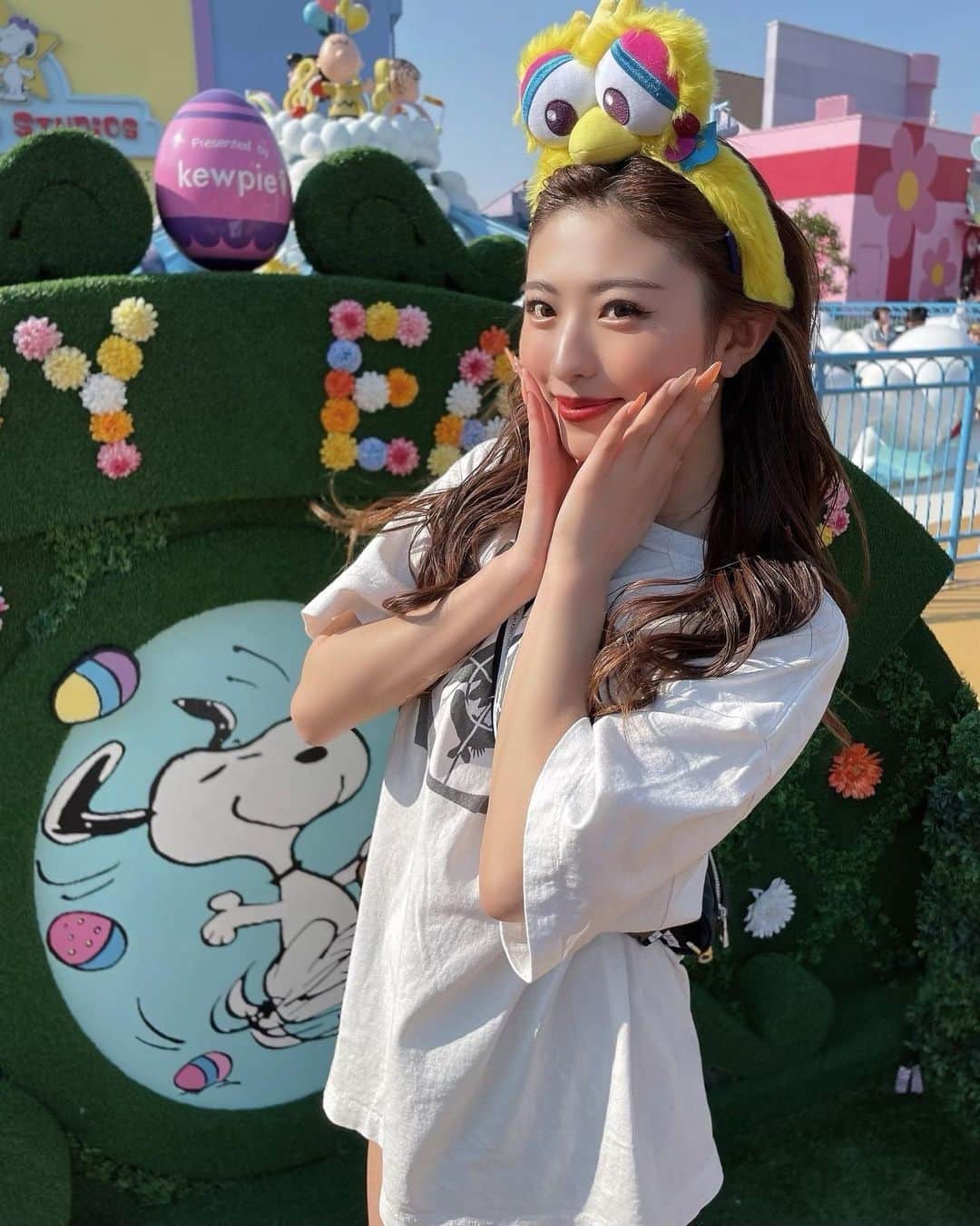 MIYABIのインスタグラム：「ちょっと前にUSJ行ってきたのぉ🎡❤️‍🔥  ゲームでしかGETできないスヌーピーの抱き枕があるんだけど、今回も取れず断念🥺 誰かあのゲームのコツ分かりませんか？😂笑笑  でもスヌーピーに会えたからhappy楽しかったなぁ🤍  →振り向いてもらえなくて拗ねてるの〜😝 えへへ💜  そして今日は意外な撮影してきたからまたお知らせするねっ💋  お楽しみに〜✨  #ユニバーサルスタジオジャパン  #ユニバ」