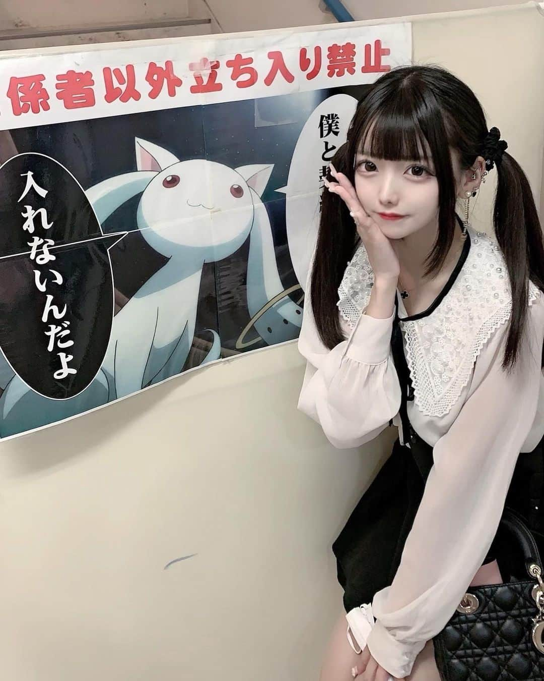 うさぎちゃんさんのインスタグラム写真 - (うさぎちゃんInstagram)「キュウべえいた～／人ºωº人＼  ブラウスもスカートも @michellmacaron_official さんの🖤 かわいい.*･♡°+°･♡*..*･♡°+°･.*･♡°+°･♡*..*･♡°+°･.*･♡°+°･♡*..*･♡°+°･  #ミシェルマカロン#michellmacaron#マカロンコーデ#セレクトショップ#クリスマス#pr#カフェ#地雷#地雷女#量産#地雷メイク#地下アイドル#コンカフェ#コンカフェ嬢#メイド#歌舞伎町#黒髪 #idol#akihabara#meido#maid#maidcafe#meido#japanesegirl#japaneseidol#japaneseculture#cosplay#kawaii#like4likes#followｍe#followforfollowback」6月1日 17時22分 - usagi___hime