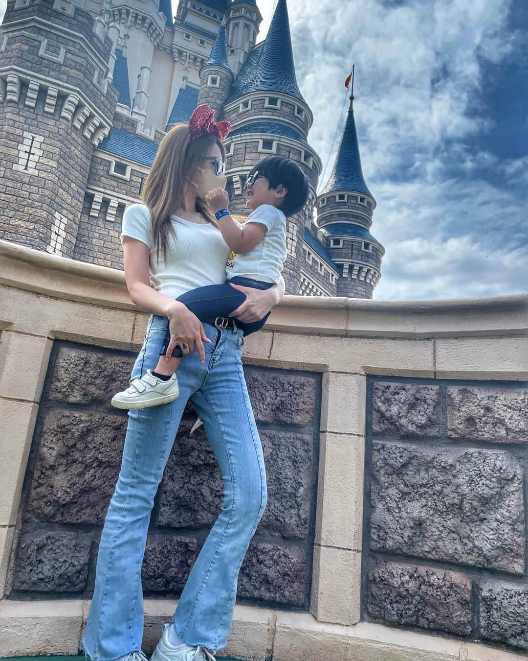 神咲れんのインスタグラム：「.   ずっと書きたかったのですが… 実は4歳の息子がいます👦🏻🧡  お客様のほとんどの方には ご理解頂いて感謝しています🙏✨✨  今後はもっと色んなことを載せていきたいので どうぞこれからもよろしくお願いします🥲💕  #マスクの色が気に食わないけどお気に入りの写真 #男の子ママ #4歳男の子 #boymom #4yearsold」