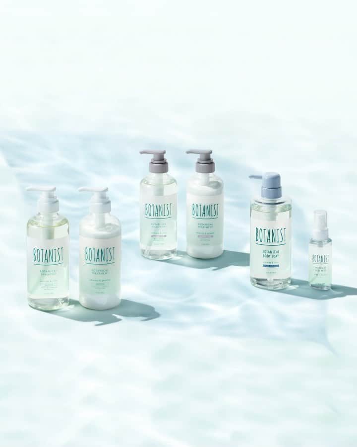 botanist officialのインスタグラム：「【Clear,Refresh Summer✨私に、自然に、クリアな夏】 一足早く、夏がやってきた。 本日より『ボタニカルリフレッシュシリーズ』ECサイト販売スタート！  すっきり潤い夏髪へ✨ 夏の美容にぴったり、環境にも優しいリフレッシュシリーズで、安らぎのバスタイムを是非、楽しみください♪  🌿環境に配慮した原料とパッケージを使用 ✔︎ 植物由来の原料を用いたCO2排出軽減ボトル*1 採用 ✔︎ 環境に配慮して生産されたサスティナブル原料 ✔︎ 環境に優しい紙を用いたパッケージ ✔︎ リユースできる洗浄しやすい丸みあるボトル*2  *1 ボディーソープ容器は除く *2 シャンプー・トリートメント容器  🌿涼やかなホワイトティー の香り ✔︎ 持続可能な環境への配慮された天然オイルを使用 ✔︎ アップサイクルなど環境に配慮した原料で調香した、爽やかな香り  🌿暑い夏を乗り切る、心地よい冷涼感 ✔︎ ミントエキス*3 とメントール*4 配合、心地よい冷涼感を実現*5 ※ トリートメントはメントールを配合していません。ボディーミストはミントエキスを配合していません。 *3 保湿成分 *4 清涼成分 *5 ご使用中、クール感を感じます。メントールの冷感刺激に弱い方はご使用をお控えください。  🌿 毛髪補修成分配合で、感動の指通りへ ✔︎ 内部補修のボタニカルマイクロプロテイン*6 配合し、感動の指通りへ。  *6 加水分解野菜タンパク（毛質補修成分）  🌿 紫外線による乾燥ダメージをケア ✔︎ ホワイトティーエキス*7 や、新配合の茶の実オイル※8 含むシリーズ共通成分※9 配合  *7 チャ葉エキス（保湿成分） *8 チャ種子油（保湿成分） *9 チャ葉エキス、チャ種子油、セージ葉エキス、ユズ果実エキス（すべて保湿成分）  また、6/5（土） #世界環境デー に合わせて #BOTANISTの森 に、1,000本の植林プロジェクトを一緒にご参加いただけるTwitterキャンペーンを開始します🌲 是非、ご参加ください♪  ＜発売 / 取扱い店舗＞ 5/19（木）：公式オフィシャルサイト先行予約開始 5/19（木）：BOTANIST ルクア大阪店 6/1（水）：ECサイト（楽天市場、Amazon、Yahoo!など） 6/5（日）：全国バラエティショップ、ドラッグストア（一部店舗除く）  #夏限定 #植物はイメージじゃない機能する #BOTANIST #ボタニスト #botanicalbeauty」