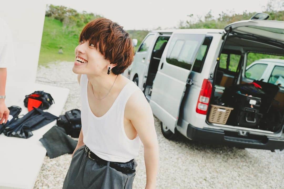 石原慎也のインスタグラム：「「クンクン…うん。そこにいるね」すな  #すな #完全に食べるタイプのやつ #こわ #姿勢悪いモンスター #大体足速い #オワタ＼(^o^)／ #早く車に乗って  #でも本当は寂しがり屋の森の住人 #夏バージョン #人間が好き #でもいつも逃げられちゃう #可哀想な森の住人 #人間は食べないよ🥺」