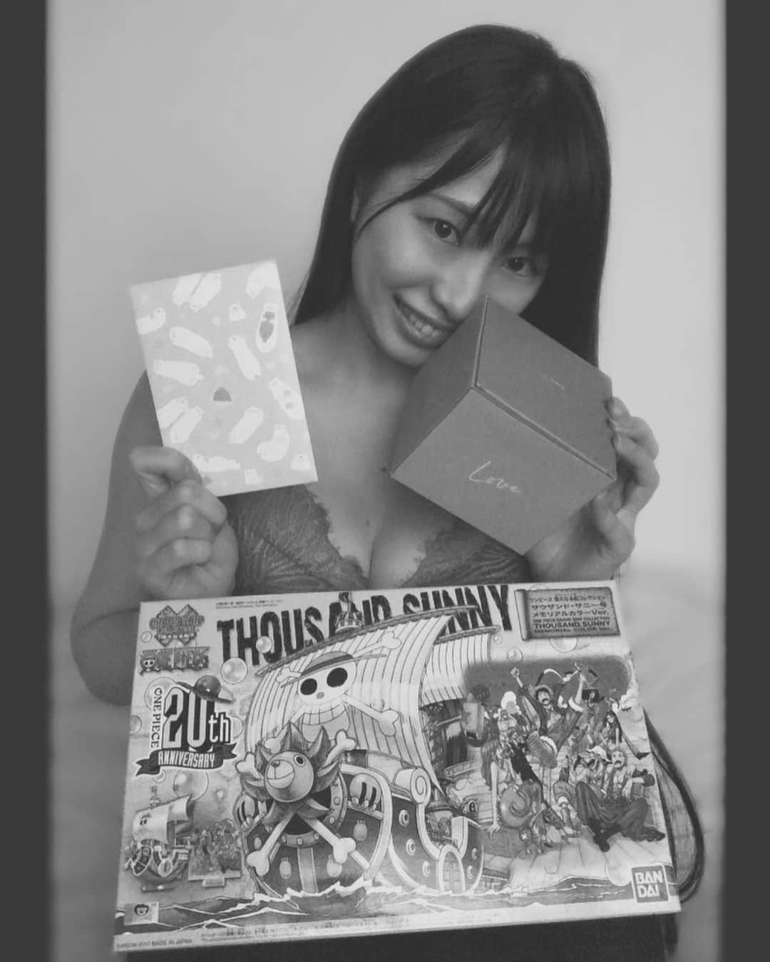 のインスタグラム：「What a nice surprise!!Thank you so much🌹  ファンでいてくださっている方から 誕生日プレゼントを頂きました😭✨ (報告遅くなりすみません…)  今日届いてまず開けた瞬間に 「えぇぇぇやばい！！」って声出ました笑  サニー号🧡🧡🧡  私がONE PIECE大好きだと知ってくださっていて、 20th ANNIVERSARYのサニー号のプラモデルを 作って送ってくださいました🏴‍☠️❤︎❤︎❤︎  『作って』⇦ここがすごく重要で！ 私がもし一から作ろうものならいつまでかかることか。。 プラモデルは作ったことないですが、 家具でもなんでも組み立て系がすごい下手で 結構苦手なので知っていたかのような笑  しかも組み立て不要で売られているもののように綺麗で 丁寧に作ってくださっていて本当に嬉しかったです🥺  蓋付のピンクの可愛いマグカップ☕︎と 去年も送ってくださった浜田さんシリーズの モナリザならぬハマ・リサもセンス最高です🎨✦✦✦  そして手書きのお手紙！！！ やっぱり嬉しいですね。本当に温かい。 また私の宝物が増えました☺️  いつもコメント頂けるだけでも幸せなのに こんなにたくさんありがとうございます😢✨ . . 改めてなのですが、 せっかく21日に届くように事務所へ送ってくださっていたのに 本日の受け取りになってしまい遅くなりすみませんでした。。  ご時世柄どうしても事務所で一度開封と確認をしてから 私の家まで送っていただけるようになっているのですが そちらで確認自体が遅れてしまったようです。 すみません🙇‍♀️ . . 最後になりましたが、 「おめでとう」とコメントやDMで送ってくださった皆様も 最高のプレゼントをありがとうございました☺️  皆様から頂ける言葉はいつも温かく助けられています。 いつも本当にありがとうございます。 心からの感謝を With big love🌼」