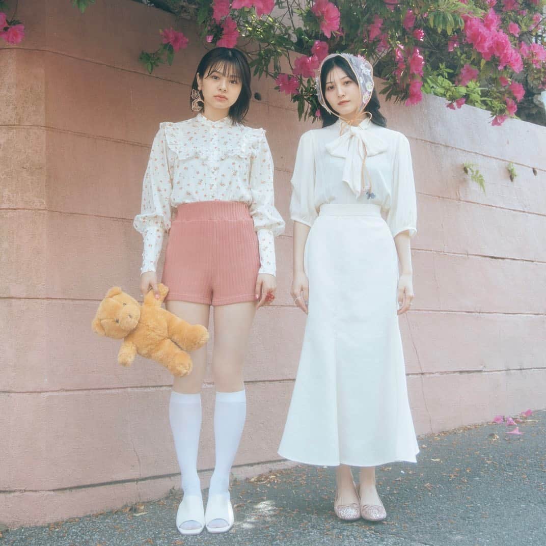のインスタグラム：「今回、 @ruche_de_bis さんでコラボお洋服作らせていただきました🤍  フリルブラウス、ロゴ刺繍スウェット、 プリントTシャツの3アイテムです~  予約販売で、6月1日〜15日までです  スウェットとTシャツは メンズサイズの展開もあるので ぜひ全ての皆さま方チェックしてください〰️☺️💞🫶🏻」