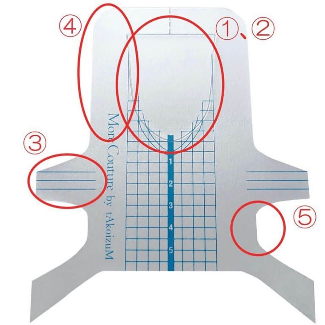 エリコネイルさんのインスタグラム写真 - (エリコネイルInstagram)「.  モアクチュールより新商品 【ターコイヅム オールパーフェクト ネイルフォーム】が6月20日(月)から発売となります🎉  世界選手権で5度チャンピオンに輝いた、モアクチュール プラチナムエデュケーター 井筒 貴子 先生（@takako.izutsu）が形や大きさなど細部まで拘りぬき、ネイルスクール生からコンペティターまで幅広く使用いただけるまさにパーフェクトなフォームになっております🥳✨  〜〜〜オススメポイント〜〜〜〜〜〜〜 ※2枚目の画像をご覧下さい💁🏼‍♀️ ① くりぬき部分がフォーム先端の裏面にフィットし、綺麗なCカーブの実現が可能 ② 指を通す部分が広いため、フォーム装着時に上がりすぎたり下がりすぎたりしにくい ③ サイドの装着面に切り込みを入れてカットする事でストレスポイント付近にフォームのシワが入りにくい ④ 極力この部分を狭くすることで、アプリケーション時に支える手がフォームに当たりにくく、ずれにくい ⑤ アプリケーション時にこのポケットに薬指もしくは小指を入れることで、フォームをきちんと支えられる 〜〜〜〜〜〜〜〜〜〜〜〜〜〜〜〜〜〜 #新商品 #ネイルフォーム #ターコイヅムオールパーフェクトネイルフォーム #ネイル用品 #ネイル商材 #ネイル道具 #アクリルスカルプチュア #コンペティション #コンペ対策 #認定講師 #デザスカ  #デザインスカルプチュア #ネイル検定1級 #morecouture  #モアクチュール  #モアジェル  #モアブラシ  #moregel  #モアジェル  #nails #gelnail #gelnails⁡」6月1日 18時00分 - morecouture_jp
