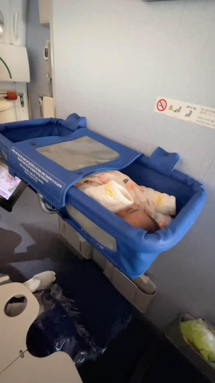 のインスタグラム：「生後6ヶ月すずちゃん、国際線機内での過ごし方👶🏼✈️  前回の広島帰省と同じで離着陸時に耳抜きのため授乳🤱🏻 バシネット予約も同じ要領で🙆‍♀️  行きの便ではすずちゃん爆睡だったので、機内食もらわなかったのですが、帰りはびっくりするぐらいたくさん出てきました😳 にんじん、チキン、梨？プラム？にバナナ1本🍌 やけくそなん？ってぐらいの量🤣 さらに赤ちゃん用の麦茶やりんごジュースや生後6ヶ月から食べられるおせんべいや紙エプロンにスプーンやおむつなどCAさんがたくさんくれました❣️ ありがたや🥹🙏 ANAのCAさんは本当にいつも優しいです💕 他にも生後7ヶ月〜や12ヶ月〜などのベビーフードもあったので、月齢にあったものをいただけると思います☺️  すずちゃんは大好きなにんじんをぱくぱく🥕 お腹いっぱいになったあとはバシネットに置いたらねんねしてくれました〜😴  今回の旅では、もいもいよりじゃあじゃあびりびりの絵本がお気に入りだった様子🥰 行きも帰りもたくさん読みました🤍  機内本当に暑いので特に赤ちゃんは薄着がおすすめです🫠 あとバシネットも絶対に予約をおすすめします！（10キロ以下の赤ちゃんに限りますが🥺）  ホノルル〜羽田、約8時間のフライトでしたがとてもいいこにしてくれてCAさんみんなに褒められてました☺️✨  となりのとなりの座席の外国人のお兄さんも本当に優しくてくしゃみしたら、「bless you」と言ってくれたり、座席上の棚の荷物をとってくれたり、やはり向こうの方はレディーファーストで素敵🥺✨  My SOSアプリで手続きしていたので、検疫はわりとスムーズでしたがPCR検査結果が出るまで1時間ぐらいかかりました… 赤ちゃんも鼻こにょこにょするPCR検査ありでした🤧 でも今月から米国や英国からの到着時のPCR検査はなくなったみたいです😆👌  赤ちゃん連れ海外旅行の参考になれば嬉しいです☺️  #生後6ヶ月#赤ちゃん連れ旅行#子連れハワイ#ハワイ旅行#東京ママ」