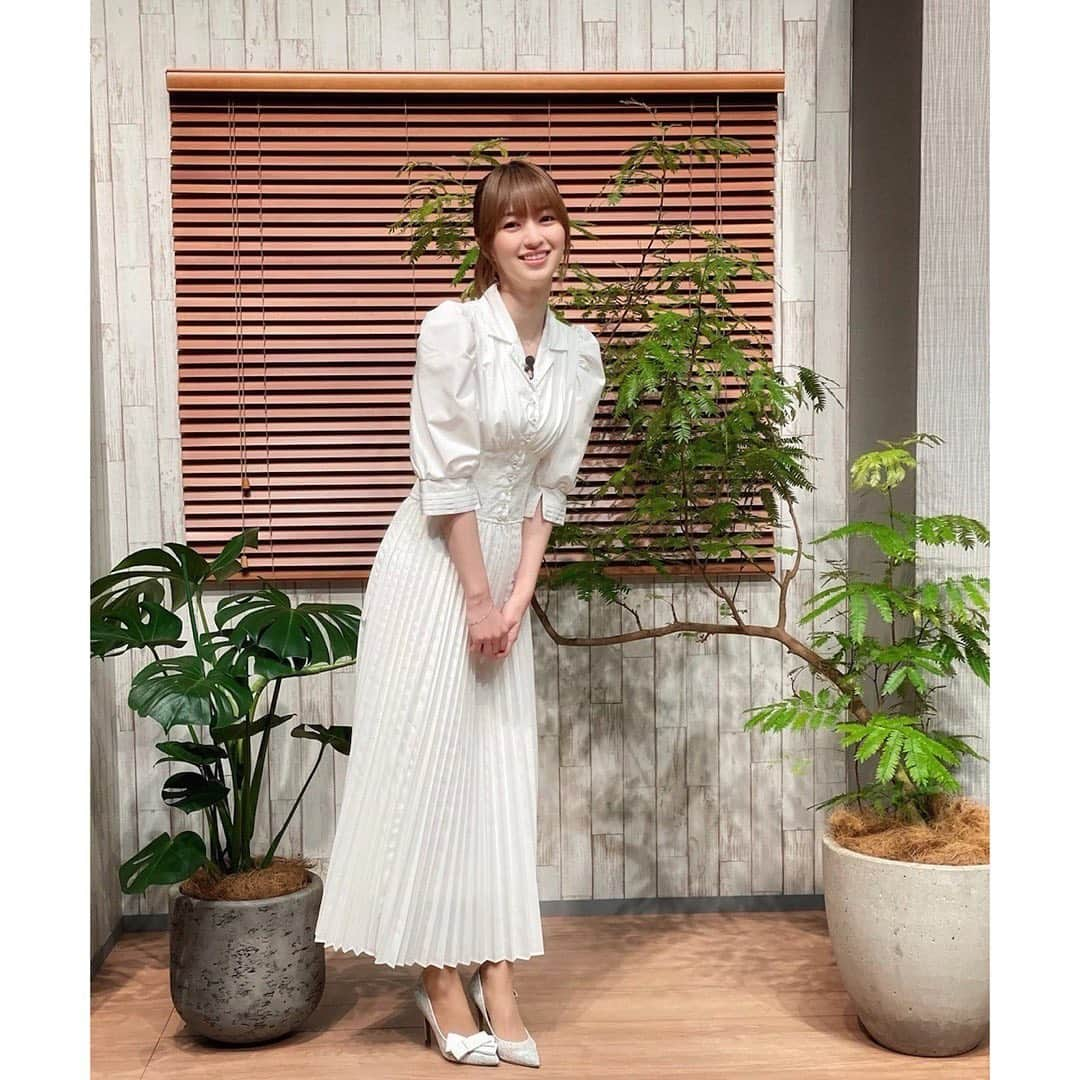 逢沢りなさんのインスタグラム写真 - (逢沢りなInstagram)「フジテレビ『INFO中！』というインフォマーシャルに出演しました🌼 放送は終わってしまいましたがそのときの衣装です🫧  ワンピース @cocodeal_official  シューズ @dianashoespress  アクセサリー @takeup_official   🤍」6月1日 18時25分 - aizawarina0728