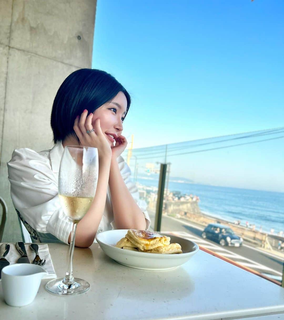 のインスタグラム：「bills 本当に大好きなんだけど 七里ヶ浜店は念願💗✨ 海の音を聞きながらシャンパン飲んでリコッタパンケーキ🥞 幸せすぎた🥰✨ しかも店員さんがすごい可愛らしくて、でも自然体でにこにこしてて、笑顔で癒された。🌸 都会にずっといるとちょっと疲れちゃう。ほんとに癒された。 みんなも好きなことして、幸せを感じてね😘  #bills #ビルズ  #鎌倉 #七里ヶ浜 #パンケーキ  #海の見えるカフェ #カフェ巡り  #海」