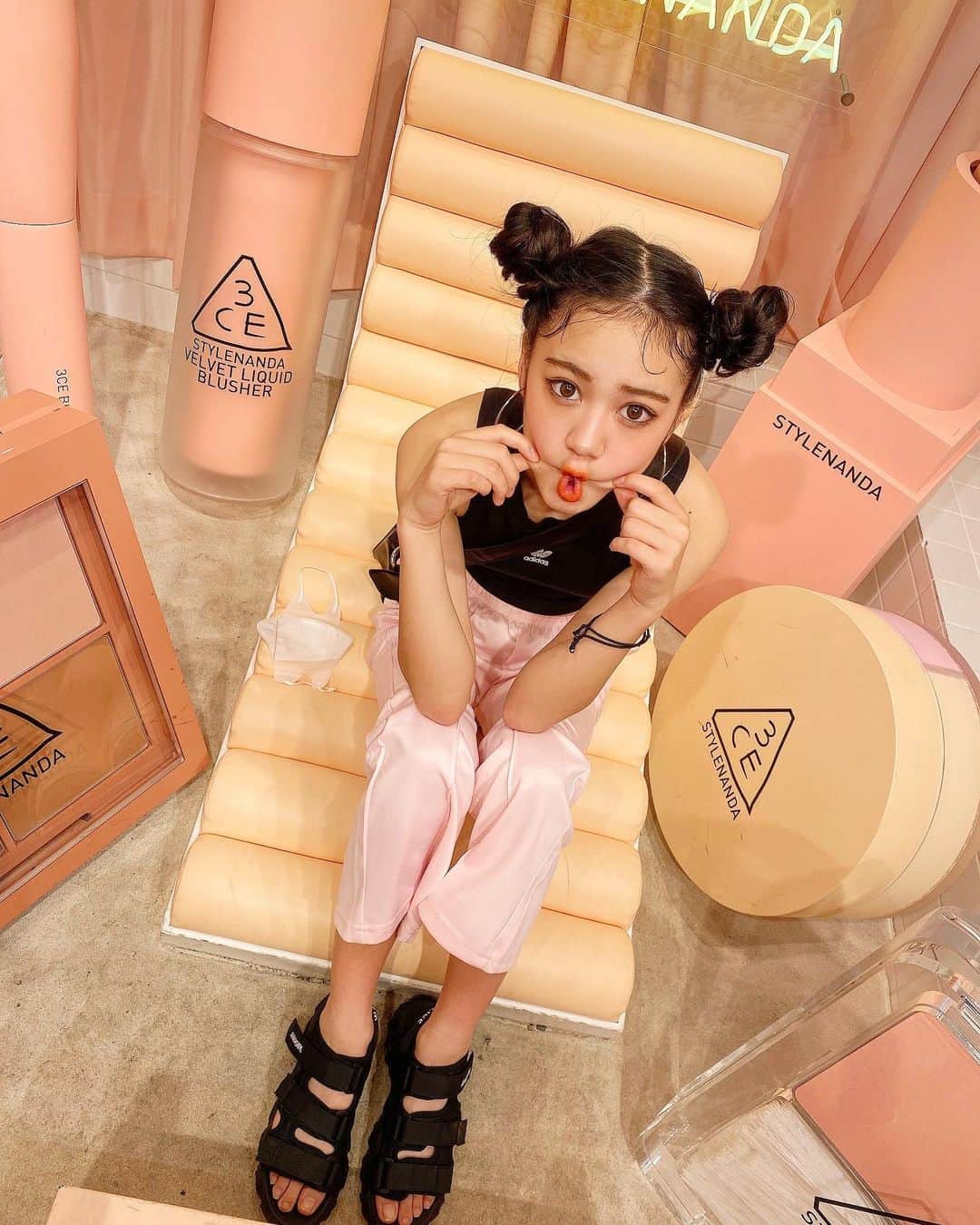 代田萌花のインスタグラム：「YouTubeやっと出たよ♡ もちゅチャンネルチェックしてねー！！！🙌✨❤️❤️❤️ 今日から六月はやいね！ チェックしてねー🥺✨✨✨✨  @nicoru0124 さまの パンツ最強説♡ 何でも合うから好き好き♡  #もちゅ #もちゅチャンネル#代田萌花#原宿#3ce#love#sisters」