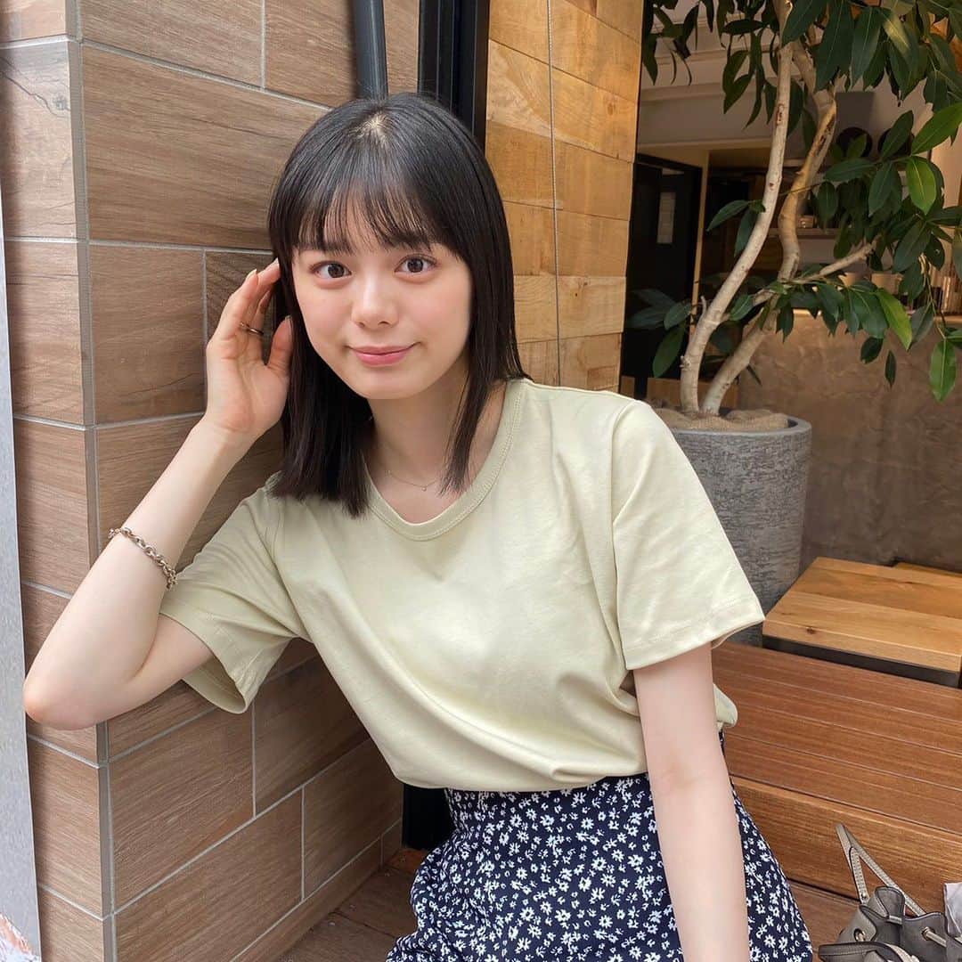 のインスタグラム：「今日の私服☺︎ まなちゃんのコラボ服が届いたので早速着ました〜🫶💖 Tシャツも、スカートもとってもかわいい🥰」