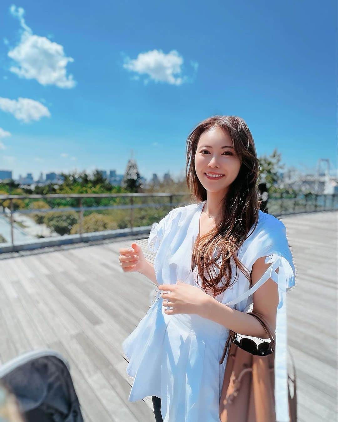 のインスタグラム：「あちち☀️ * 最近暑いですね〜😖 夏になったらどーなっちゃうんだ！ ってぐらい暑いです。 * #tops @fray_id  #frayid  #pants @emoda_official  #emoda #bag @polene_paris  #polene   #code #カジュアルコーデ #休日コーデ　#カジュアル #お台場」