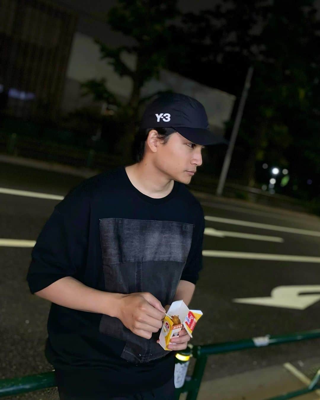 朝日奈寛のインスタグラム：「. からあげくんって美味しいよね。 . . . #y3 #yohjiyamamoto #yohji #diesel #dieseljapan #lawson  #オールブラックコーデ #オールブラック  #ヨウジヤマモト #ワイスリー #ローソン  #からあげくん」
