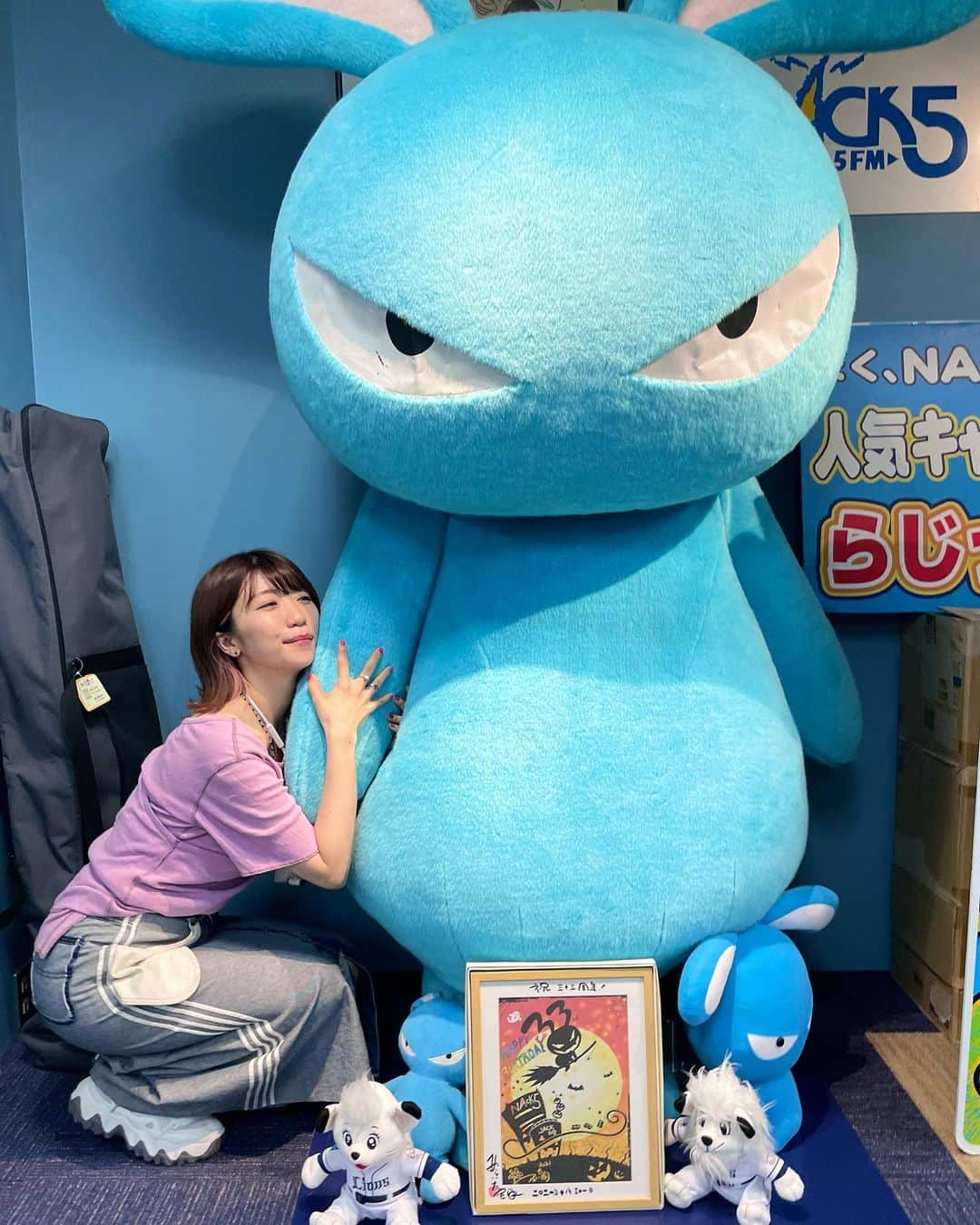 ぱいぱいでか美のインスタグラム：「このあとは💙FAV FOUR💙 . 昨日はNACK5の #キラスタ に ゲスト出演させてもらいました✊🏻 (聴き逃した方はradikoで♡) 今日はレギュラーの #fav795 です！ このあと20時から聴いてね〜🌟 FAV FOURは東京から放送してるんですが 昨日は大宮の本社でした🫶🏻 らじっと君に会えて嬉しかった💙 . #NACK5 #キラスタ #fav795 #らじっと #でか美ちゃん」