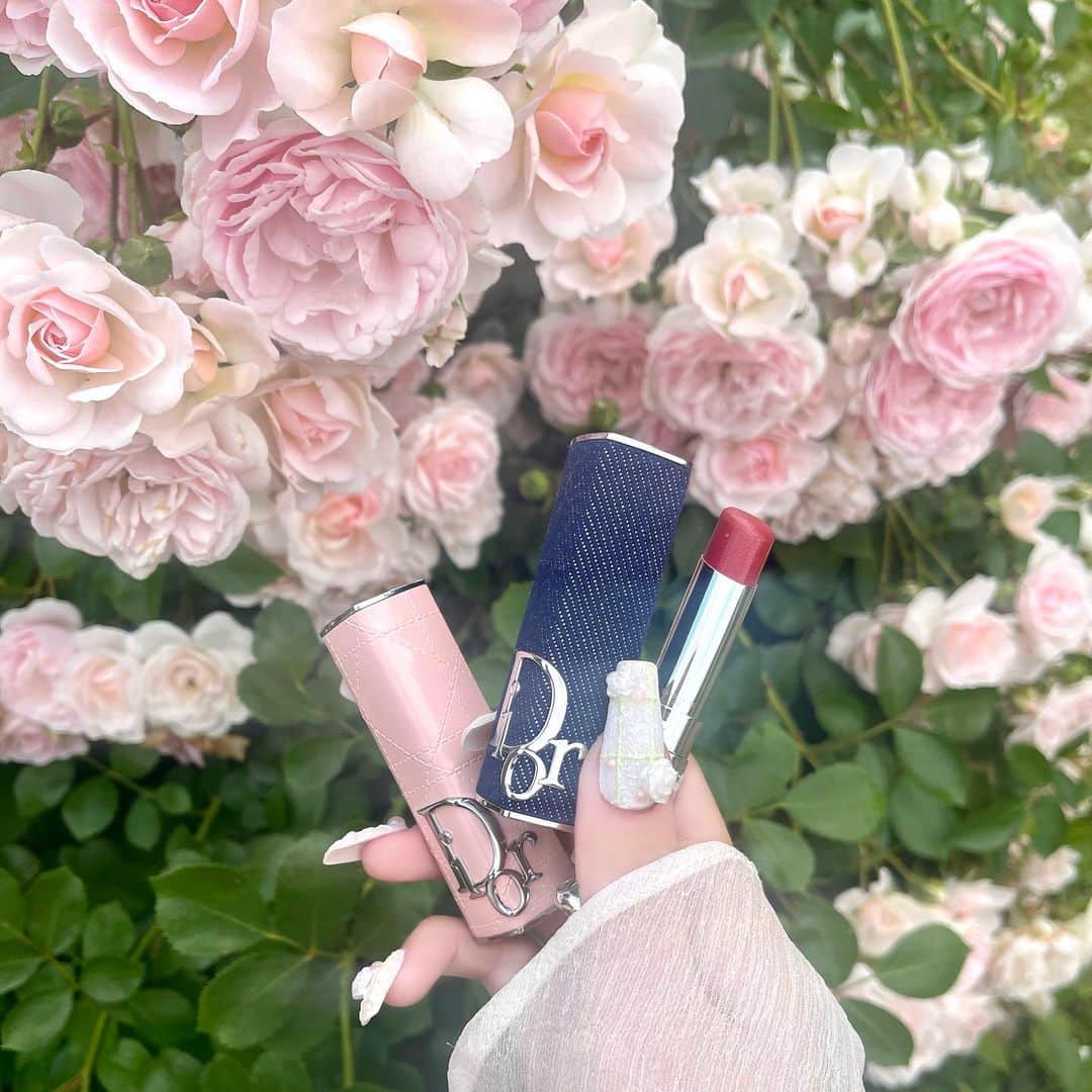 _lulushuのインスタグラム：「最近お気に入りのdior addict526🎀ෆmallow rose あんまり持ってない色にしてみた👸🏼ｺﾞｰﾙﾄﾞのラメが入ってて超かわいいの🫶🏻🫧 リップケース、エナメルっぽいのもデニム生地もかわいすぎてどっちも買ってしまった..🤦🏼‍♂️💘💘使うたびるんるんるんるん」